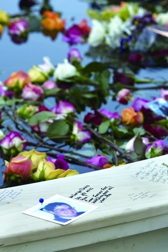 人们在纽约世贸中心举行纪念活动