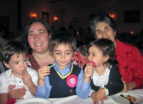 图片来源: Nazanin Meftah & Lydia Bauelos 梅夫塔、莉迪亚和她们的三名子女