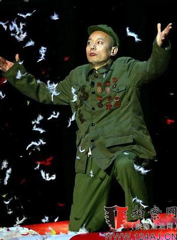 葛优在老舍话剧《西望长安》里扮演栗晚成（即李万铭）