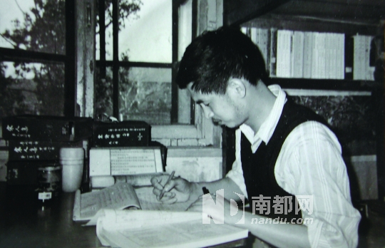 葛兆光在北大宿舍中(1982年)。