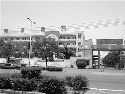 6月10日，一名监考老师说，被学生和家长围攻后，看到&ldquo;师道尊严&rdquo;四个字，感觉很讽刺。