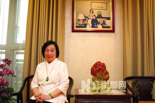 <p>&nbsp;&nbsp;&nbsp;&nbsp;辜严倬云女士在其办公室接受南都记者专访，她背后挂的照片是她和宋美龄的合影。&nbsp;郭严韵&nbsp;摄</p>