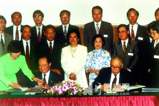 <p>&nbsp;&nbsp;&nbsp;&nbsp;20年前，&ldquo;汪辜会谈&rdquo;在新加坡举行，其后汪道涵与辜振甫(前右)在四项协议上签字，他们的背后站着的两位女士就是汪道涵夫人孙维聪与辜振甫夫人辜严倬云(后右)。</p><p>&nbsp;&nbsp;&nbsp;&nbsp;中新社图片</p>