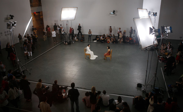 玛丽娜&middot;阿布拉莫维奇（中左）在2010年MoMA的&ldquo;艺术家在此&rdquo;的展览中。