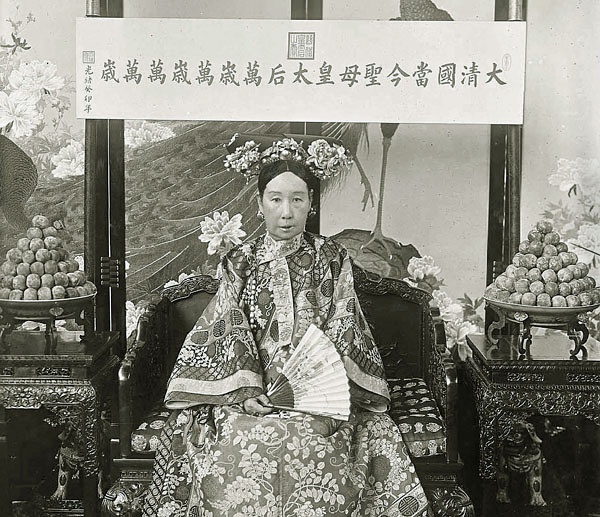 慈禧身旁堆放如山的闻果