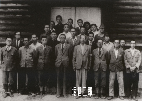 三菱舰上战斗机设计组集体照 （左数第四就是堀越二郎）