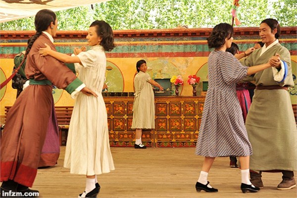 阿来编剧的影片《西藏天空》,从2009年开始筹备,按出品方的说法,到得到放映许可证,历时近5年。其中剧本创作花了3年,“前后有7位作家,写了十六七稿。”2014年4月影片在上海首映,影片讲述了两位身份悬殊的西藏青年40年的恩怨情仇,试图折射西藏现代史上激荡风云、沧桑巨变。 (南方周末资料图