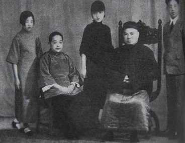 左起  孟之弟媳 孟母 孟小冬 孟五爷 孟弟
