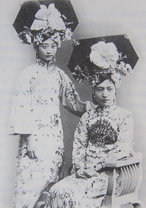 孟与定亲王毓朗贝勒之女大福晋为邻，大福晋认她为义女。左为其外孙女王敏彤，俩人穿旗装拍照玩。