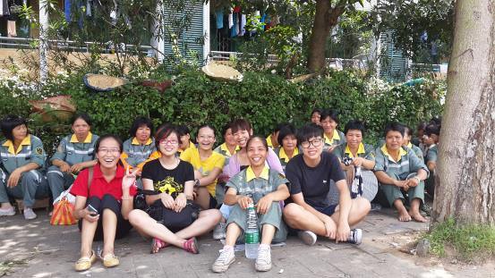 声援学生和环卫工工友们在一起