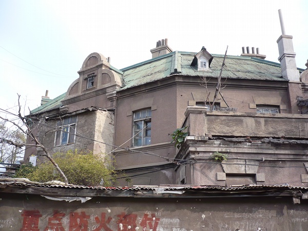 在俄罗斯一条街上，大连人建着假俄罗斯建筑，而1900年留下的俄罗斯南满职员宿舍却破败成这副光景