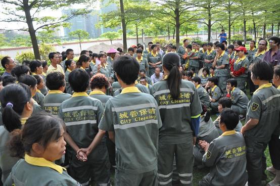 女工现场：笑对监控，静默抗议