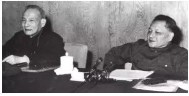 1978年12月18日至22日，中国共产党第十一届三中全会在北京召开。图为会场中的邓小平与陈云 （新华社图）
