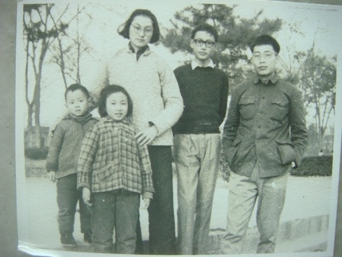 图3:1966年去新疆途中经过西安,旁边是大哥哥和表姐表妹