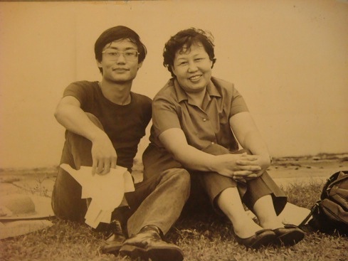 图6:拍有生以来第一部电影作品时,邀请妈妈担任主要演员