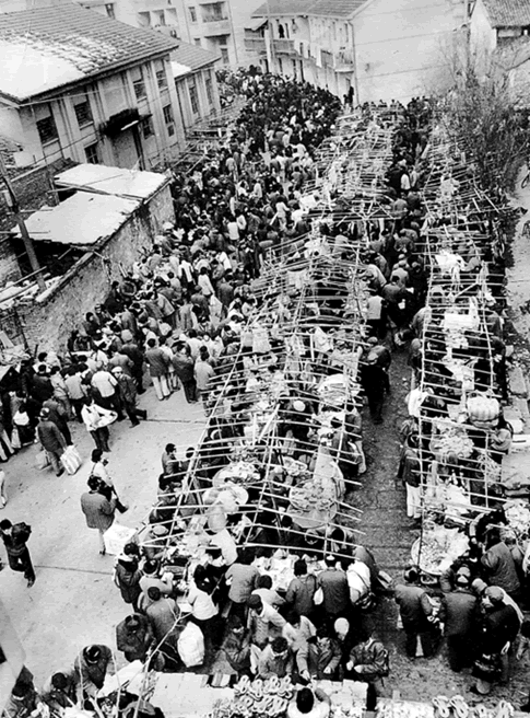 图5 1982年的义乌,人山人海的商品交易市场,体现了浙江人被压抑许久的经商热情 /义乌国际商贸城